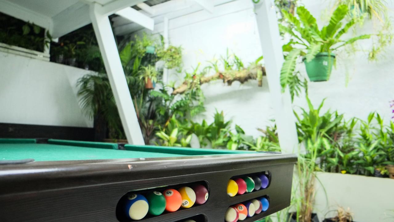 Humble Hut Hostel Manila Exterior photo